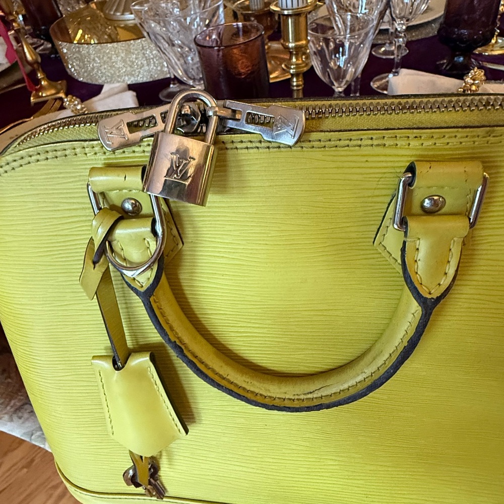 Louis Vuitton Epi Leather Alma PM Citron w/lock keys - Picture 3 of 13